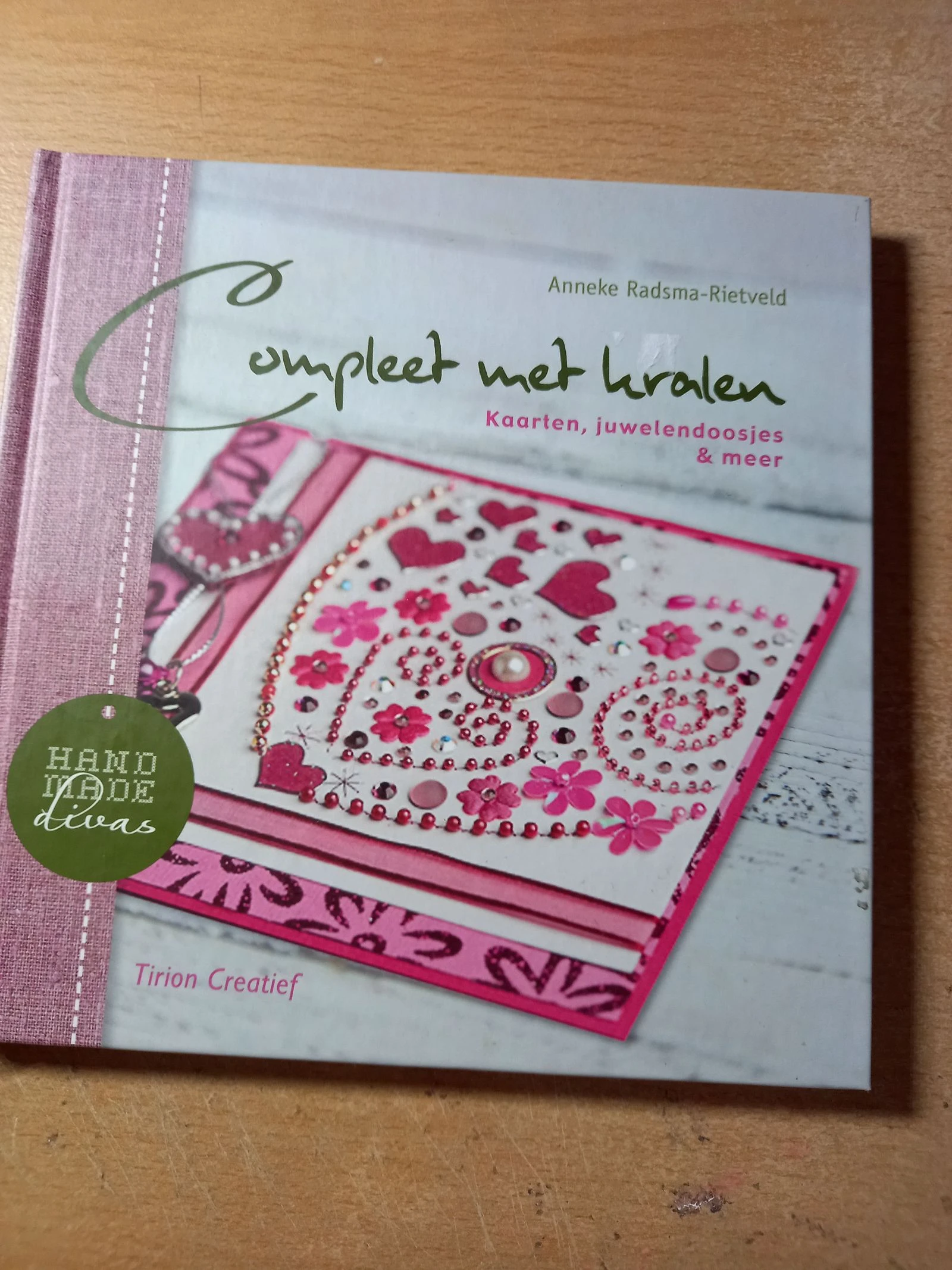 Compleet met kralen.
